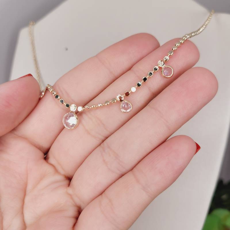 CHOCKER ELO BOLINHA EM CHAPA COM CINCO ZIRC FIXAS EMBAIXO DOURADO